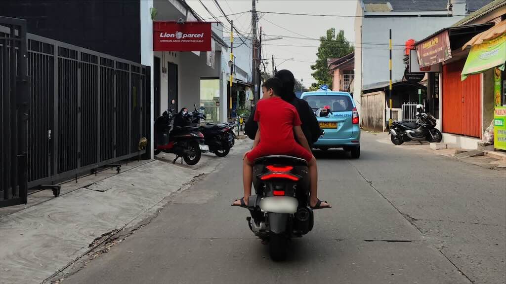 Cegah Risiko Kecelakaan, Ini Cara Aman Membonceng Anak Menggunakan Sepeda Motor
