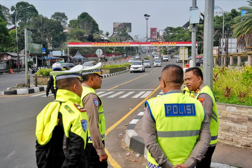 Volume Kendaraan Tembus 40.000 Unit Saat Long Weekend, Polisi Terapkan One Way di Jalur Puncak