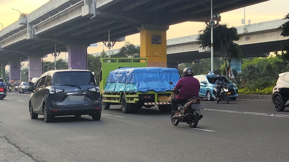 Awas Tergilas! Ini Titik Blind Spot Kendaraan Besar yang Sering Gagal Dilihat Pemotor
