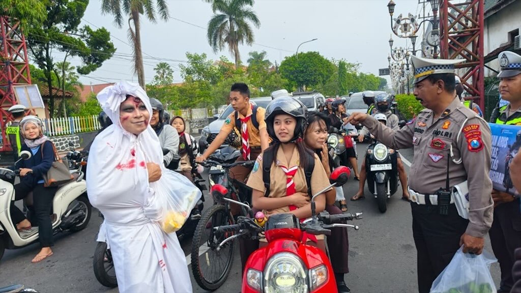 Unik! Satlantas Blitar Kota Pakai Pocong dan Bagi-Bagi Sayur untuk Edukasi Operasi Keselamatan 2026