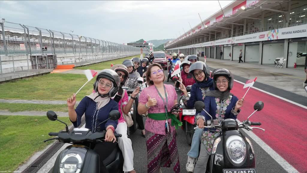 Anggun Berbusana Kebaya, Puluhan Lady Bikers Lombok Taklukkan Lintasan Sirkuit Mandalika
