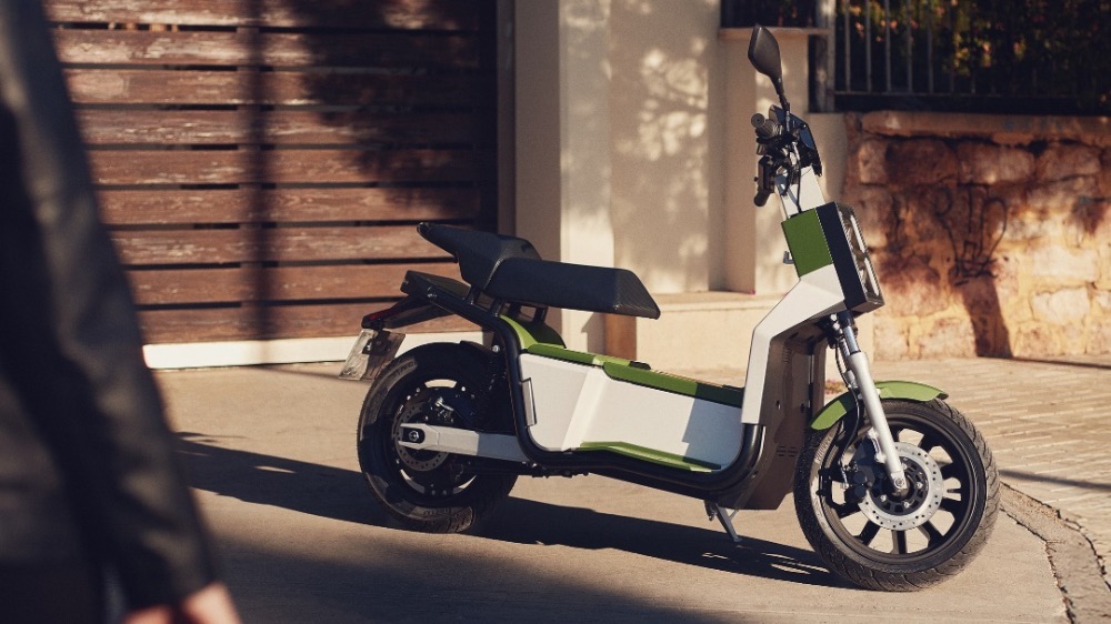 Skuter Listrik Premium NOOS dengan Desain Elegan yang Mengotak