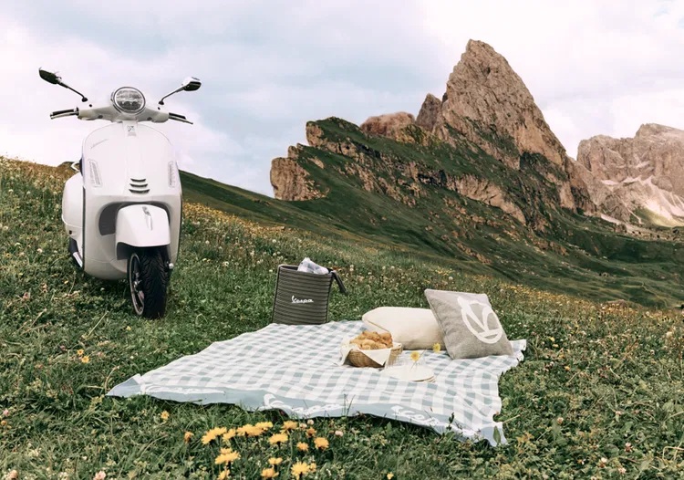 Vespa by the Mountain: Rasakan Sensasi Vespa GTS SuperTech 310 di Pegunungan Alpen Italia