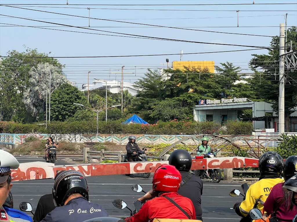 Niat Hemat Waktu Malah Apes, Ini Risiko Fatal Lawan Arus di Perlintasan Kereta Api