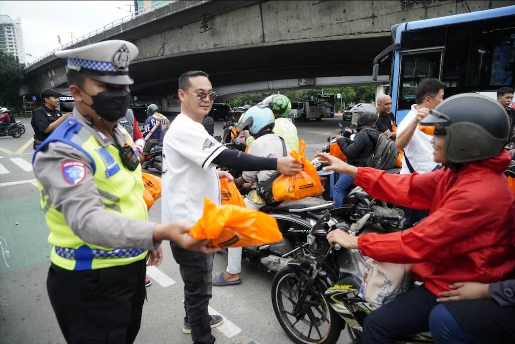 Jelang Buka Puasa, Satlantas Jakbar dan Brotherhood Bikers Community Bagi-bagi Takjil di Tomang