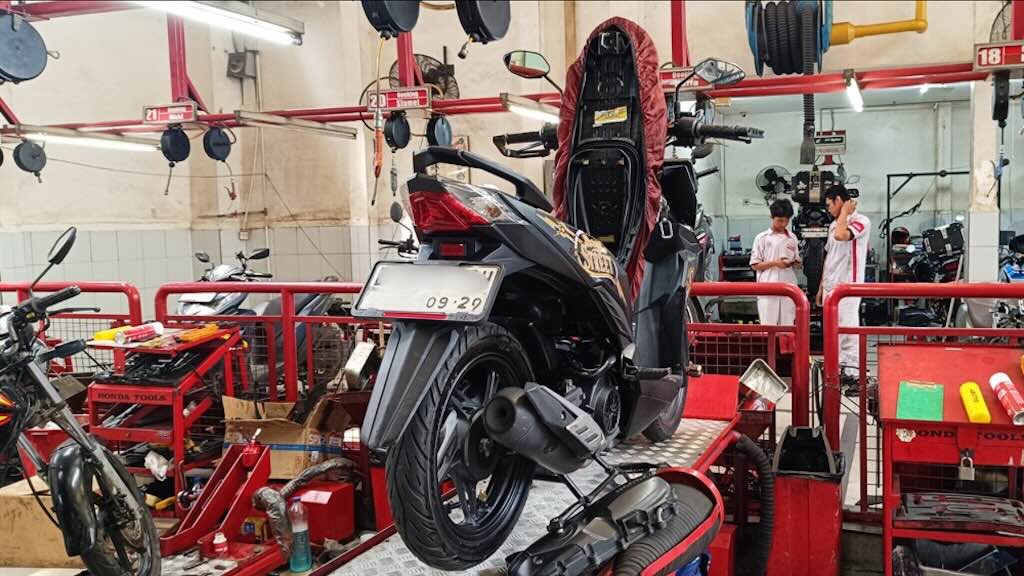 Bau Menyengat dari Knalpot Motor Bisa Jadi Tanda Masalah pada Komponen Ini