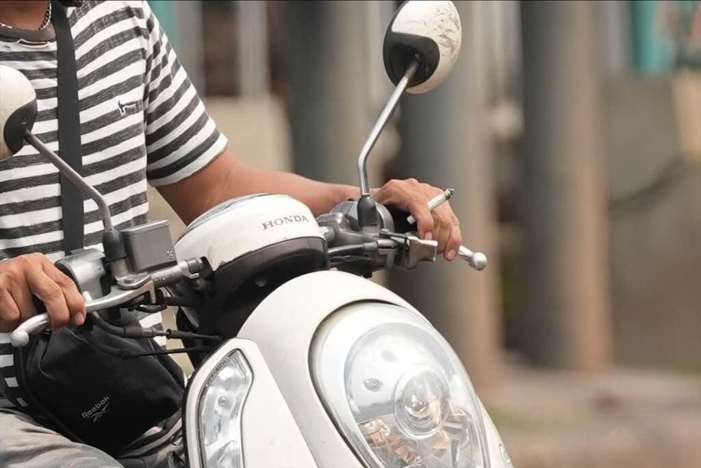 Merokok Sambil Naik Motor, Tindakan Egois yang Merugikan Diri Sendiri dan Pengguna Jalan Lain