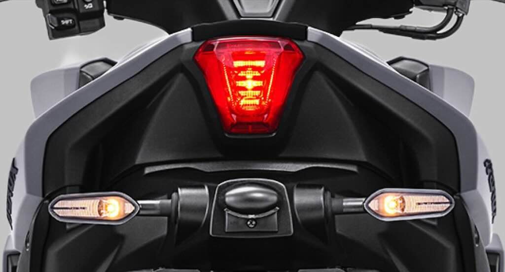 Stop Salah Kaprah! Ini Aturan Resmi Pakai Lampu Hazard yang Benar