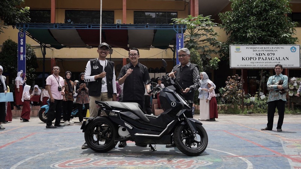 Apresiasi Pahlawan Tanpa Tanda Jasa, ALVA Berikan Dukungan Operasional Motor Listrik di Hari Guru