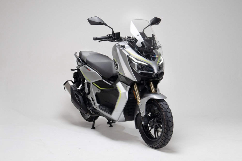 Saingi Skuter MAXi Jepang! QJMotor Fort 250 CBS Rilis, Bawa Mesin 250cc dengan Harga Terjangkau