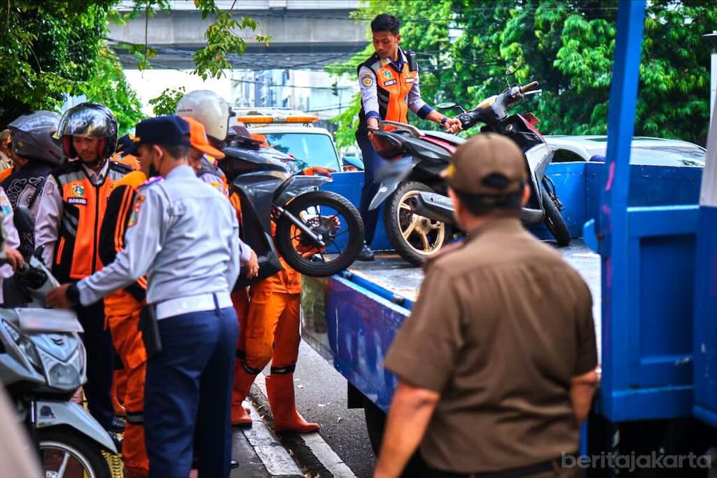 Dishub Jaksel Angkut 14 Motor Parkir Liar di Melawai Raya Usai Terima Aduan Warga