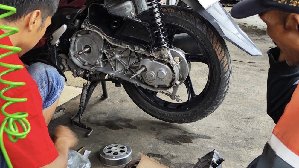 Terdengar Suara Berisik di Bagian Belakang Motor Matic? Ternyata Ini Penyebabnya!