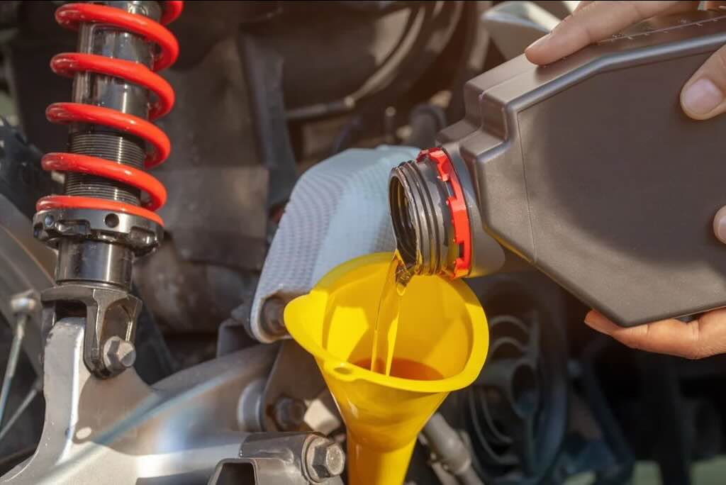 Jangan Asal Penuh, Ini Efek Mengisi Oli Motor Terlalu Banyak Tidak Sesuai Takaran