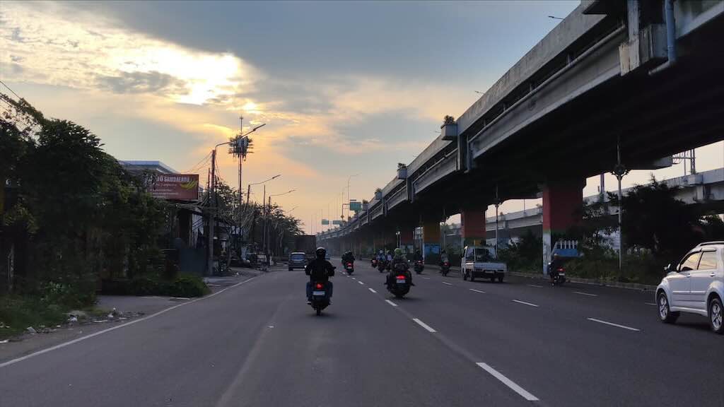 Bukan Solusi Hilangkan Kantuk, Pakai Earphone Saat Naik Motor Bikin Hilang Fokus dan Terancam Denda