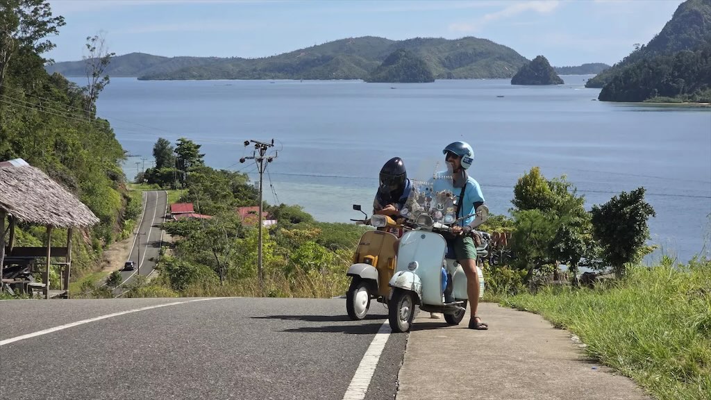 Tiba di Indonesia, Penjelajah Dunia Ilario Lavarra Taklukkan Tanah Sumatra Pakai Vespa