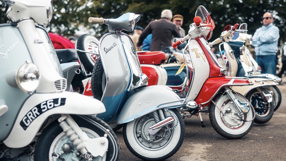 Rayakan Ulang Tahun ke-80, Vespa Akan Gelar Parade Spesial di Goodwood Revival pada 2026