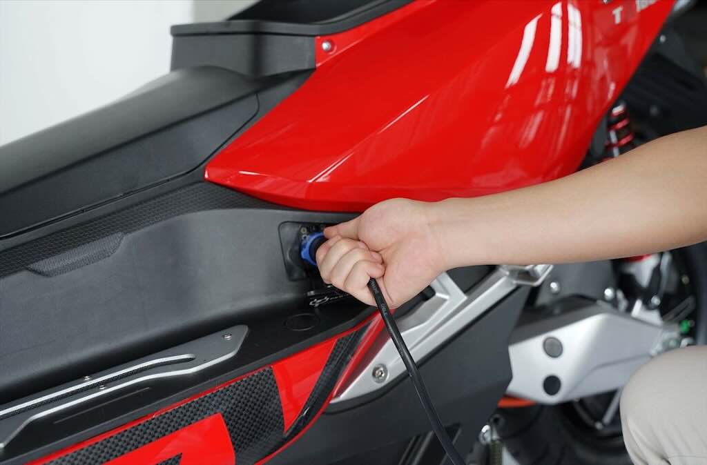 Jangan Tunggu Sampai 0 Persen, Ini Dampaknya Membiarkan Baterai Motor Listrik Habis Total!