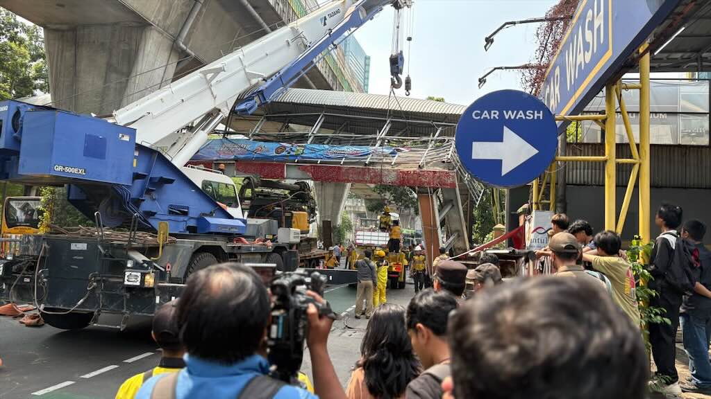 Pramono Anung Beberkan Penyebab Truk Tabrak JPO Tendean yang Picu Kemacetan Panjang
