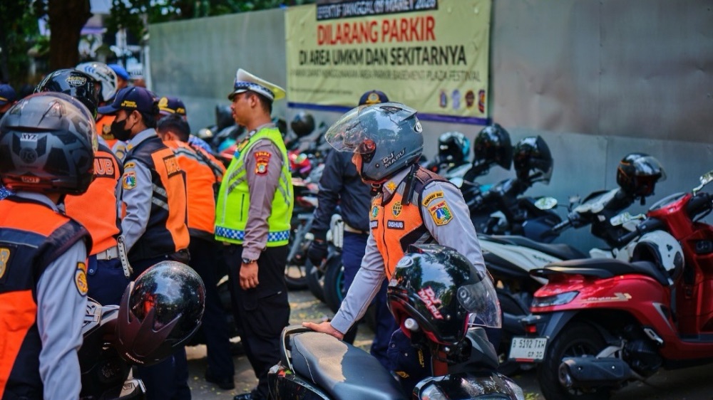 Tindak Lanjuti Aduan Warga, Petugas Tertibkan Parkir Liar di Sekitar Gedung Nyi Ageng Serang