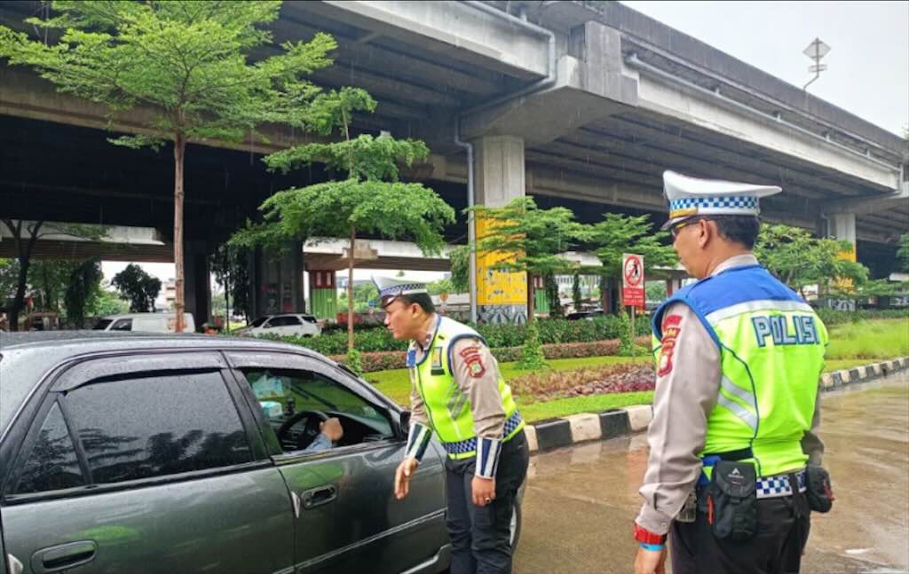 Satlantas Polres Jaktim Gunakan ETLE Handheld, Tindak Tegas Pengendara yang Nekat Lawan Arus