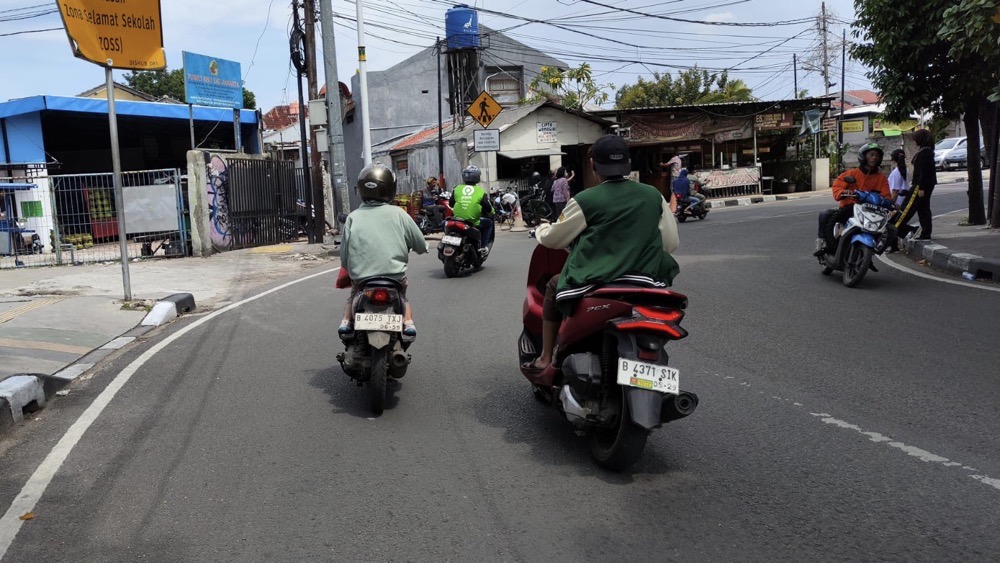 Stop Kebiasaan Pakai Earphone di Jalan! Bisa Kena Denda 750 Ribu