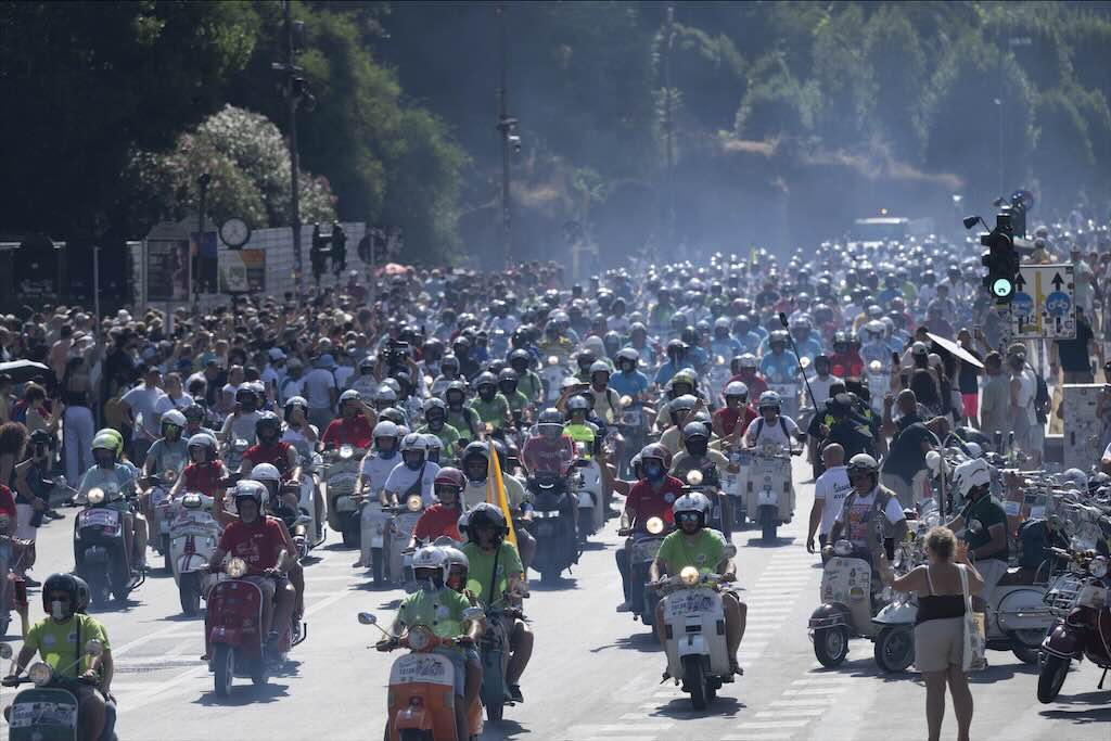 Roma Jadi Saksi Parade Vespa Terbesar Sepanjang Sejarah yang Diikuti 25.000 Vespisti