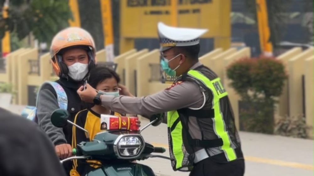 Kabut Asap Akibat Karhutla Makin Meluas, Sejumlah Satlantas Bagikan Masker kepada Pengguna Jalan