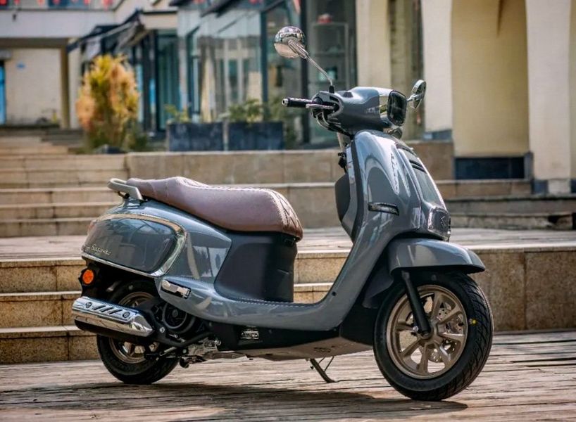 Suzuki US125T 2025 Meluncur di Cina, Skutik Retro Modern Pesaing Tangguh di Segmen 125cc
