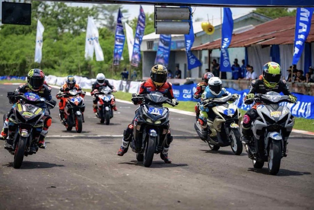 Performa Aerox Alpha di Yamalube Turbo Matic Drag Battle Pukau Ribuan Penonton Yamaha Cup Race 2025
