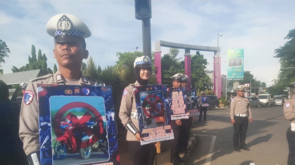 Cara Beda Polresta Tangerang Lakukan Operasi Zebra, Pelanggar Malah Dikasih Helm SNI Gratis!
