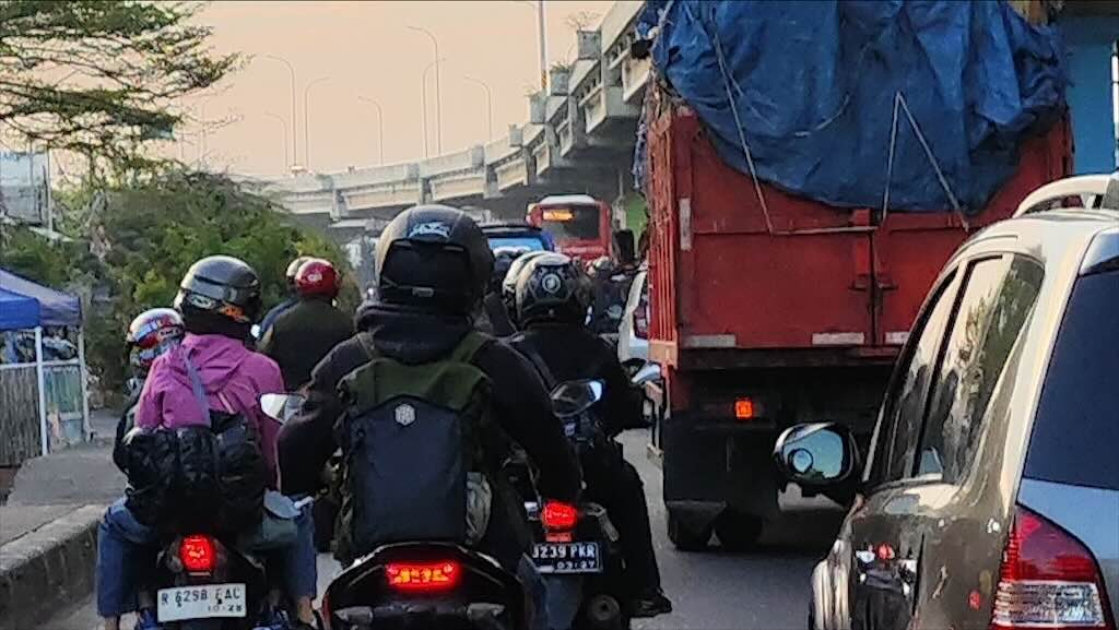 Cara Aman Menyalip Kendaraan Besar dengan Motor, Ini Teknik yang Perlu Dikuasai