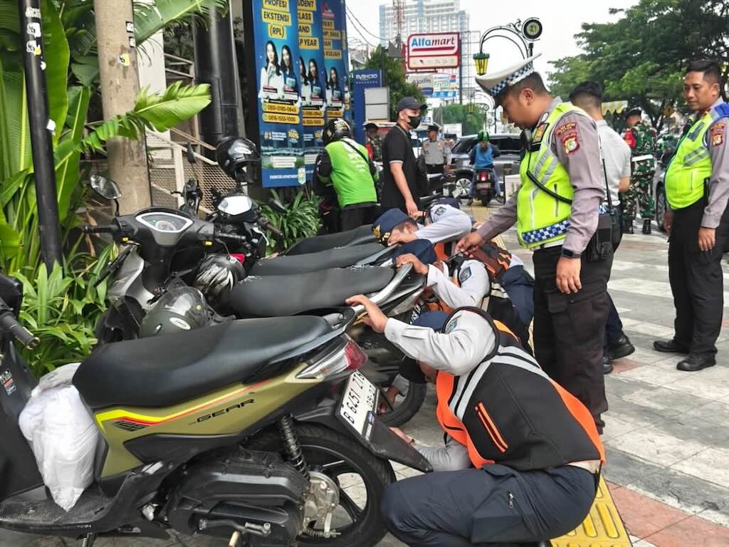 Gelar Operasi Gabungan, Petugas Tertibkan Parkir Liar di Jalan Margonda Raya Depok