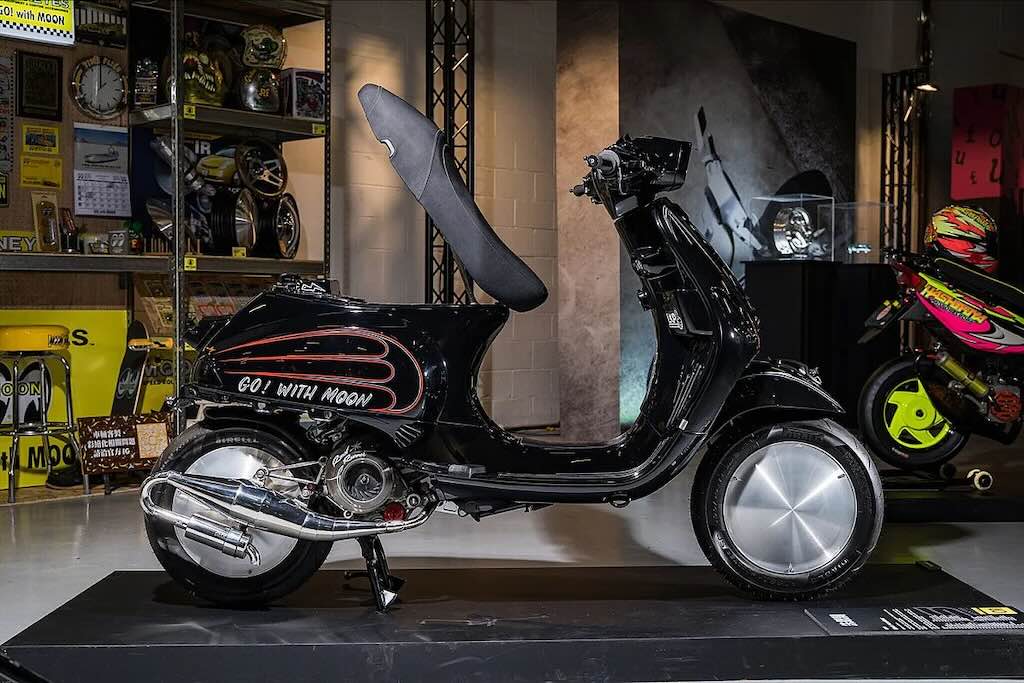 Vespa S125 i-get Black Moonliner, Skutik Custom Bergaya Hot Rod Amerika dengan Sentuhan Modern