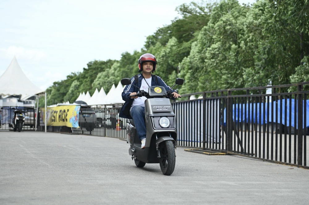 Wajib Coba! Rasakan Langsung Skuter Vespa, Scomadi, dan Polytron di Area Test Ride Permata Bank GJAW 2025