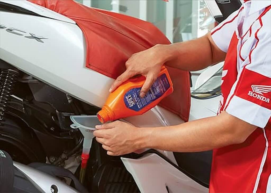 Jangan Cuma Ditambah, Bisa Jadi Ini Penyebab Oli Mesin Motor Cepat Berkurang