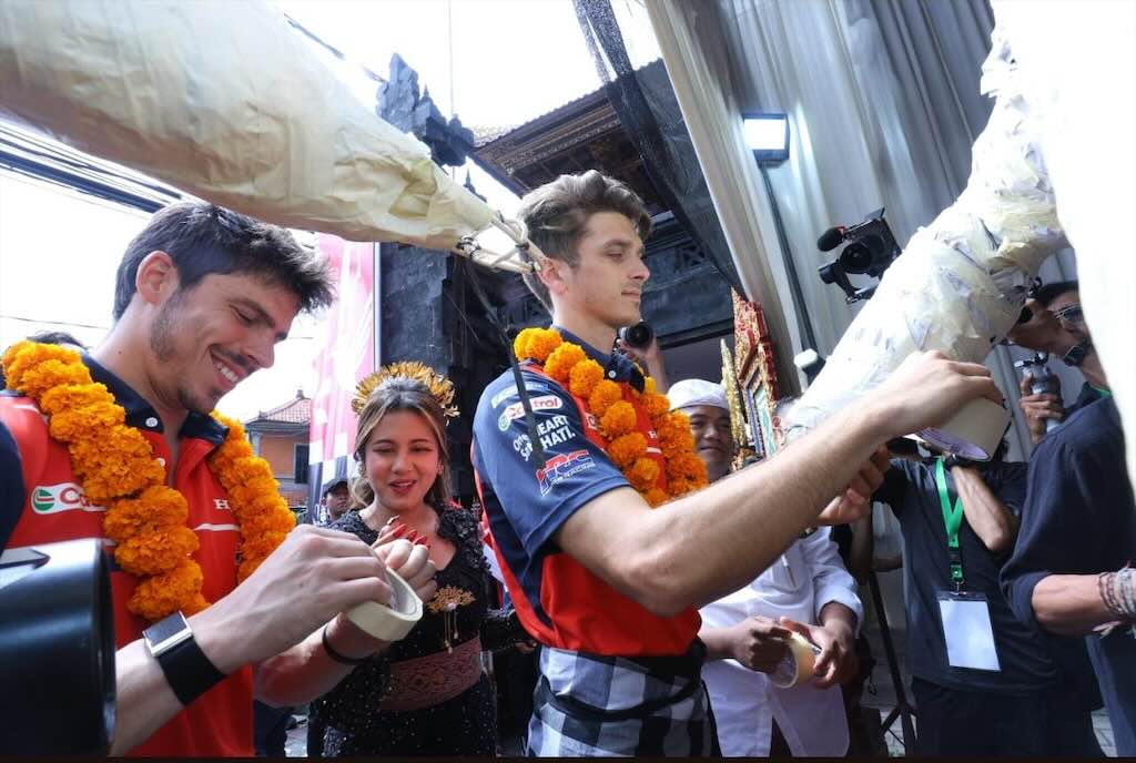 Momen Seru Pebalap Honda Joan Mir dan Luca Marini Belajar Tari Kecak dan Buat Ogoh-ogoh Bareng Bikers Bali
