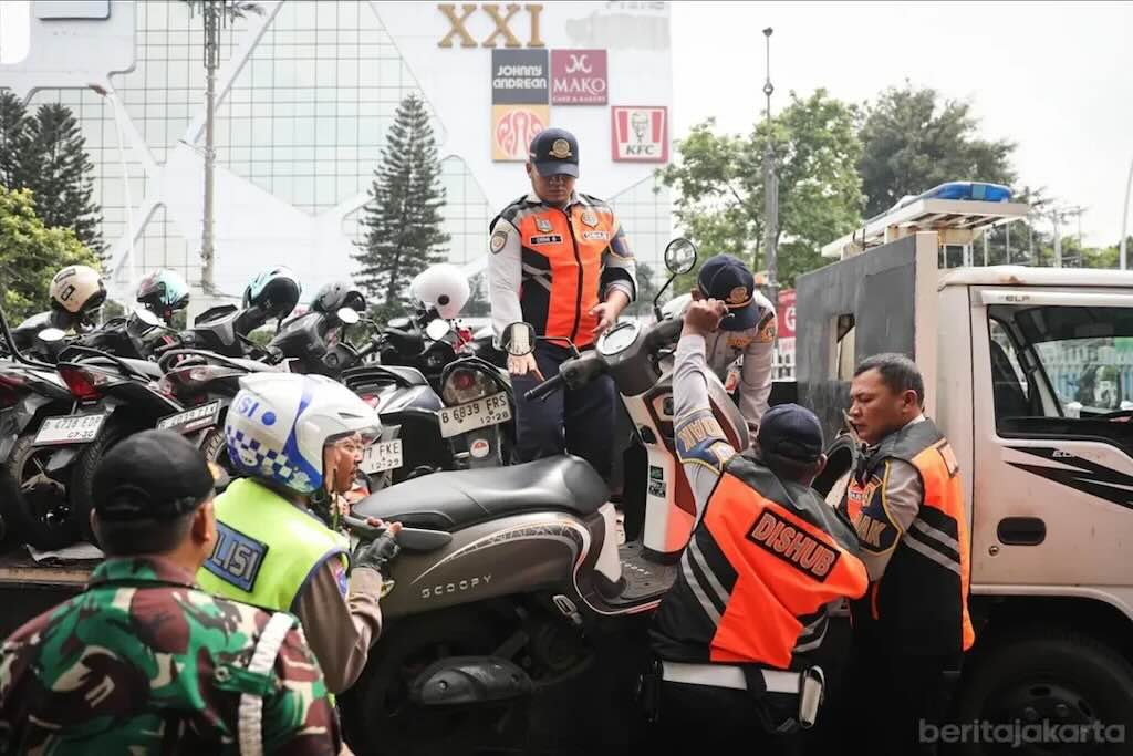 Penertiban Parkir Liar di Jalan Matraman Raya, 29 Kendaraan Kena Sanksi Tegas