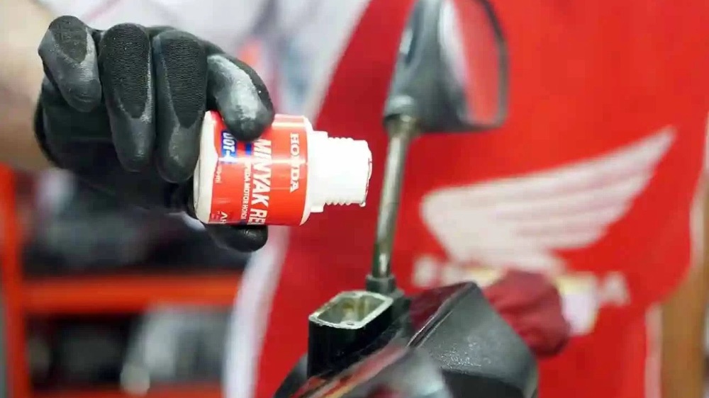 Begini Cara Mudah Ganti Minyak Rem Motor agar Performa Pengereman Tetap Optimal