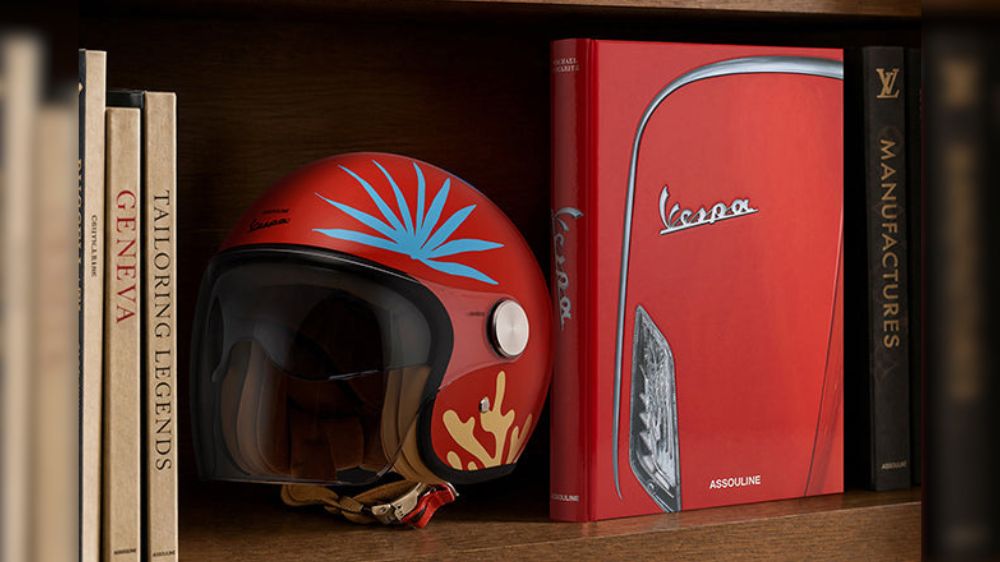 Rayakan Hari Jadi Ke 80, Vespa Gandeng Assouline Luncurkan Buku Seni dan Helm Premium