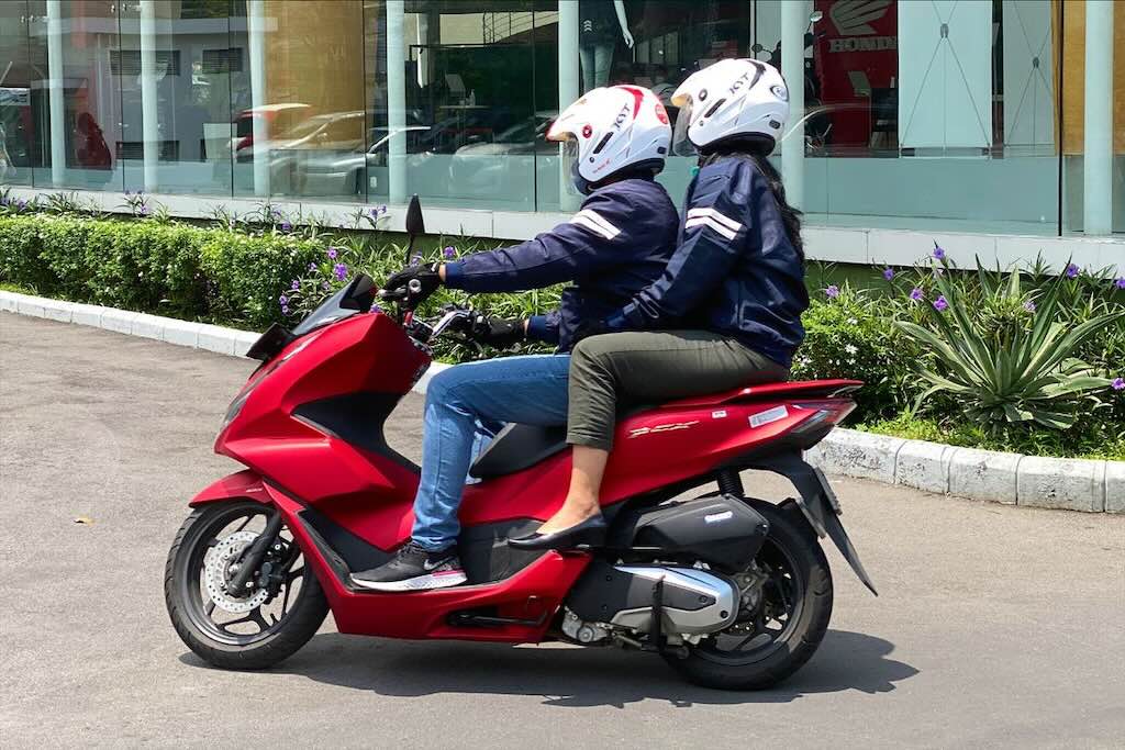Jangan Asal Membonceng, Pahami Aturan dan Panduan Aman Bagi Penumpang Motor 