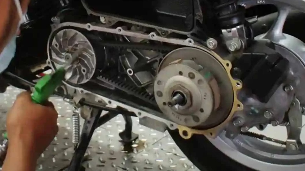 Motor Matic Sering Gredek Saat Tarikan Awal? Waspada, Itu Tanda Kampas Ganda Minta Ganti!