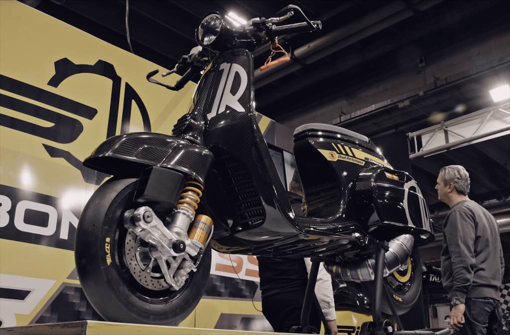 Carbonika SS-R Sebuah Mahakarya Skuter Kustom dengan Bodi Full Karbon