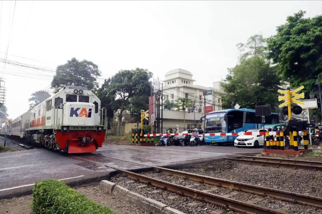 Jangan Terobos Saat Palang Turun, Pengendara Wajib Berhenti Saat Sinyal Kereta Berbunyi