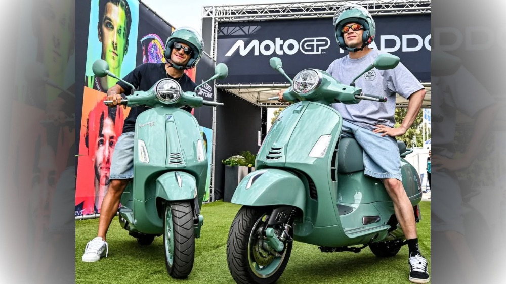 Pembalap Aprilia MotoGP Bezzecchi dan Jorge Martin Terlihat Berkeliling Santai dengan Vespa di Jerez Jelang Balapan
