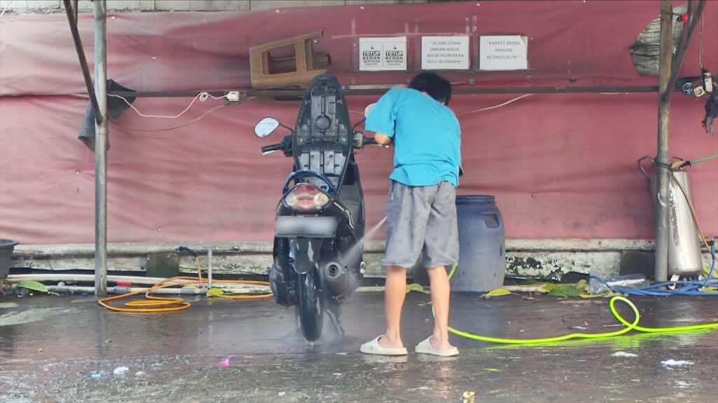 Mitos atau Fakta, Cuci Steam Motor Bisa Mengikis Lapisan Cat?
