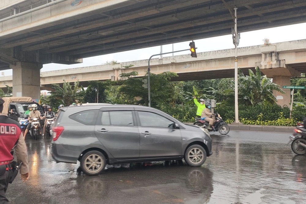 Tips Jitu Berkendara Saat Melewati Jalan Berlubang Tanpa Celaka