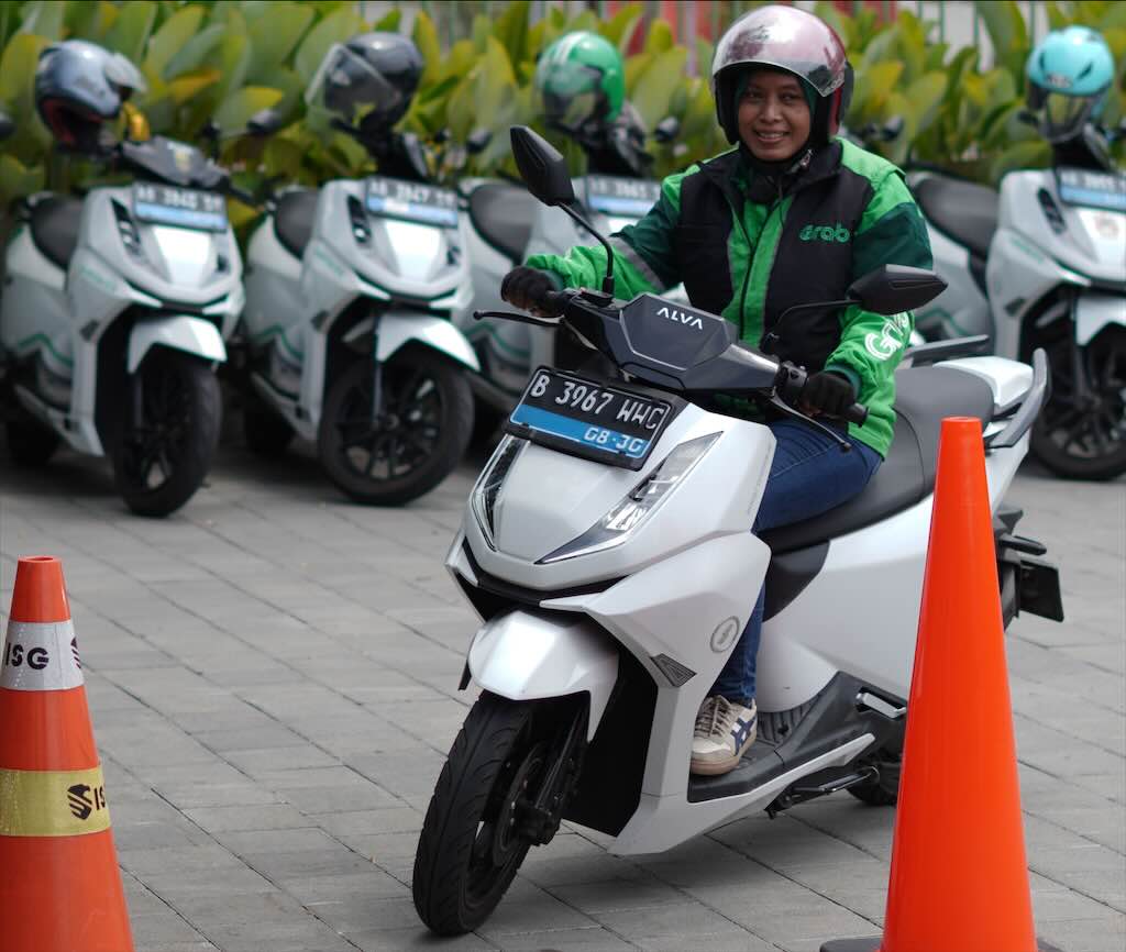 Gelar Safety Riding di Yogyakarta, ALVA Rayakan Semangat Kartini Bersama Pengemudi Ojol Perempuan