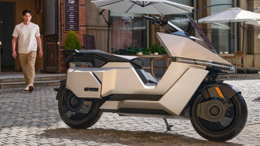 Skema Harga dan Subsidi Melimpah Warnai Peluncuran Motor Listrik Premium OMOWAY OMO-X