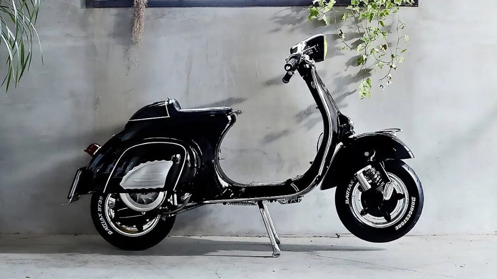 Vespa Klasik Berubah Menjadi Karya Seni Bergaya Cafe Racer Hasil Karya 2LOUD Custom