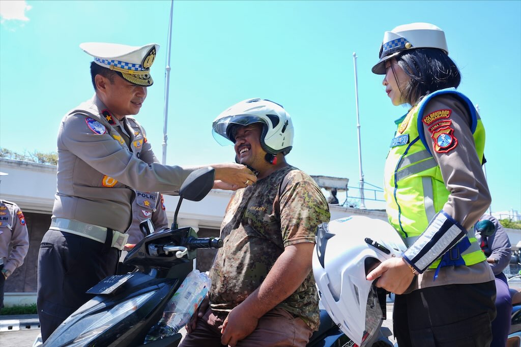 Korlantas Polri Kampanyekan Safety Driving di Surabaya dan Bagikan Helm SNI Gratis